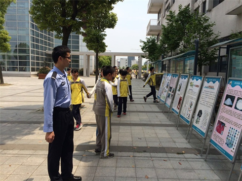 市中孩子觀看禁毒主題展.jpg