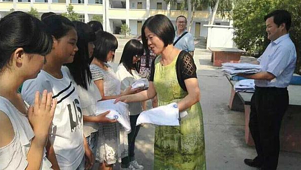 江蘇圣瀾董事長王秋芬捐獻校服.jpg