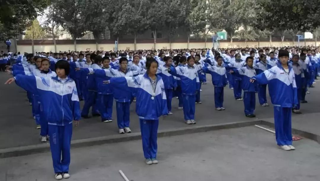 聚焦兩會 | 民革中央建議“改進校服美感與舒適度”，網(wǎng)友：太驚喜！