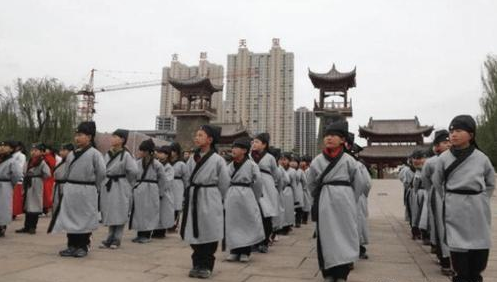 漢服成為小學(xué)生校服？家長紛紛提議反對，原因就兩個字！