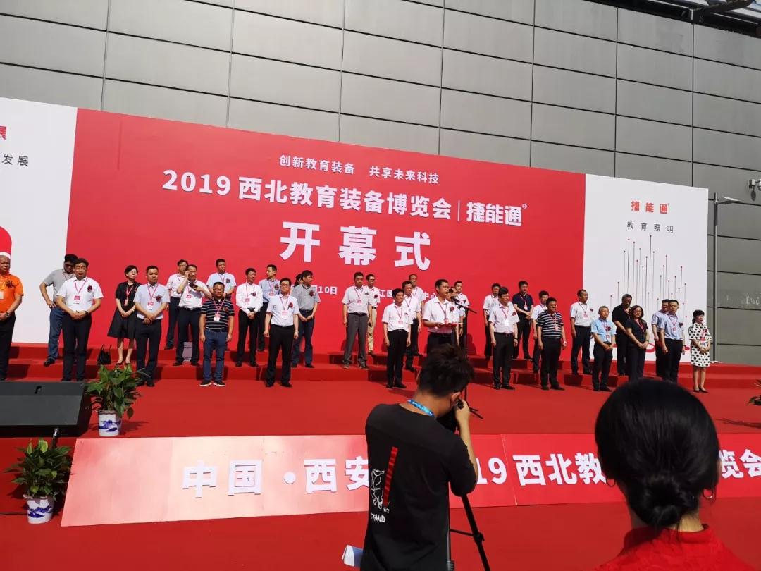西北教育展Day1 | 王富會長親臨同桌的你校服指導(dǎo)