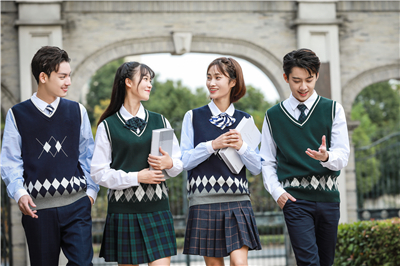學(xué)校在選擇校服廠家時需要避免的幾個誤區(qū)