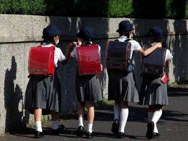 各國(guó)校服大比拼，你最中意哪款校服？