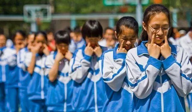 各國(guó)校服大比拼，你最中意哪款校服？