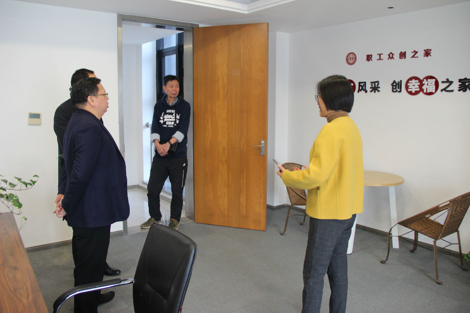 熱烈歡迎南寧教育局領(lǐng)導(dǎo)、百裕集團(tuán)許曲煌董事長(zhǎng)一行蒞臨江蘇圣瀾參觀指導(dǎo)