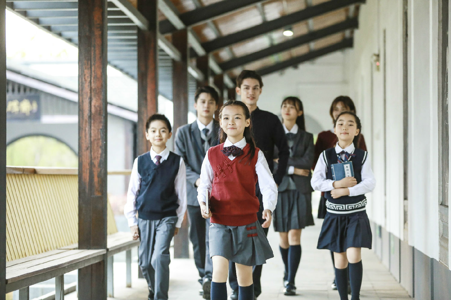 小學生校服定制，為什么選擇同桌的你校服？