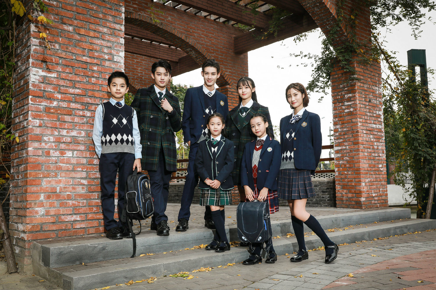 小學生校服定制，為什么選擇同桌的你校服？