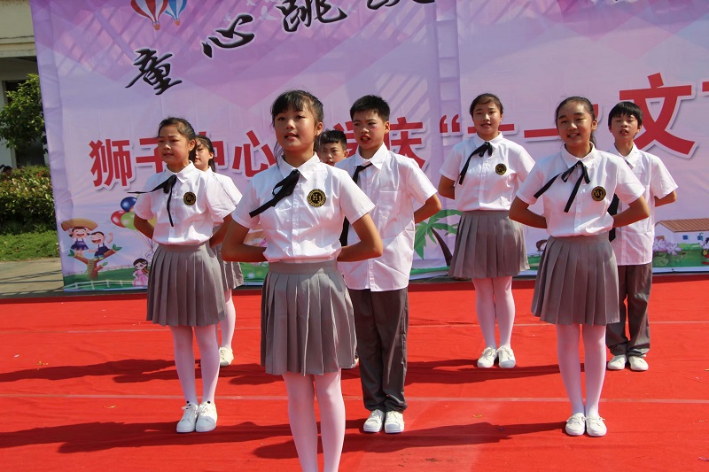 日本學(xué)生愛穿校服，而中國學(xué)生對于制作校服廠家定制的校服想法是什么呢？