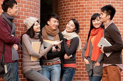 如今的大學生校服多嗎？在校期間是否也要必須穿著？