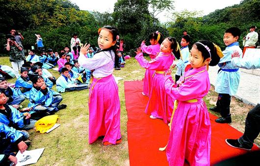 有人提議把學(xué)生校服改成漢服，家長表示反對