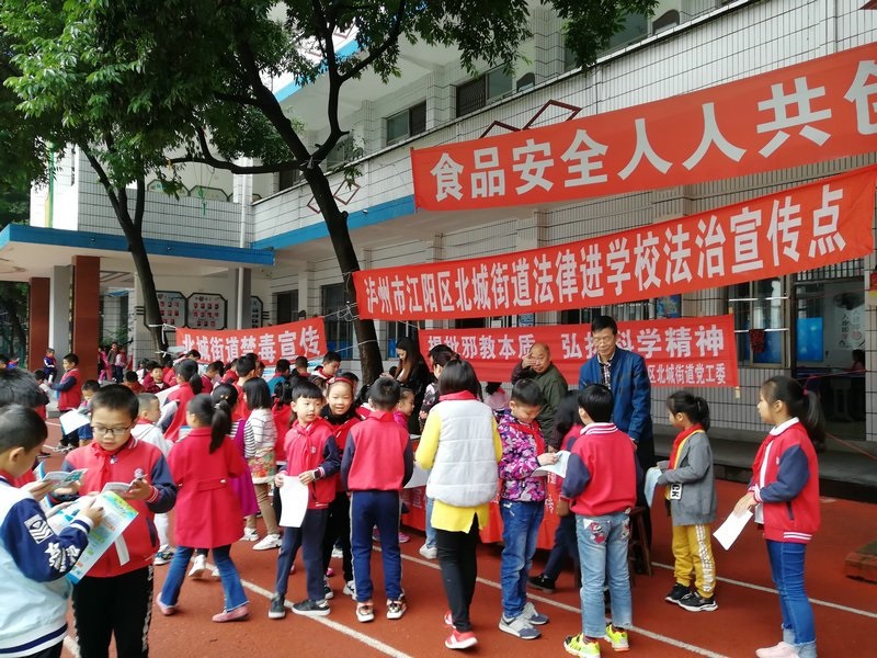 新校服的“高級(jí)定制”與“名牌服飾”區(qū)別在哪？