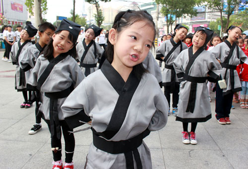漢服那么好看，用漢服代替新校服行得通嗎？