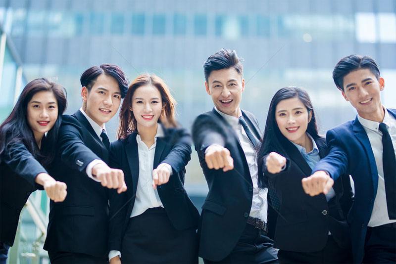 除了學(xué)生要穿學(xué)生校服，老師服裝要不要統(tǒng)一?有什么好處？