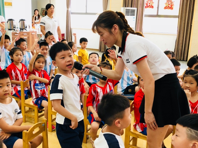 送穿著運動服定制的孩子進幼兒園上學(xué)有什么好處呢？