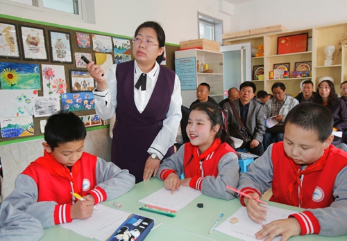 小學(xué)校服生產(chǎn)廠家的校服設(shè)計(jì)或零件布局不當(dāng)?shù)臐撛谖:? alt=