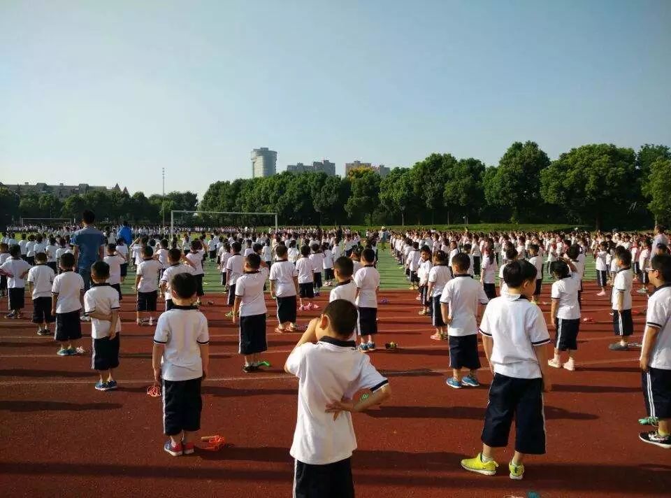 在夏季為學(xué)校挑選運(yùn)動(dòng)服定制時(shí)，大家應(yīng)當(dāng)注意什么?