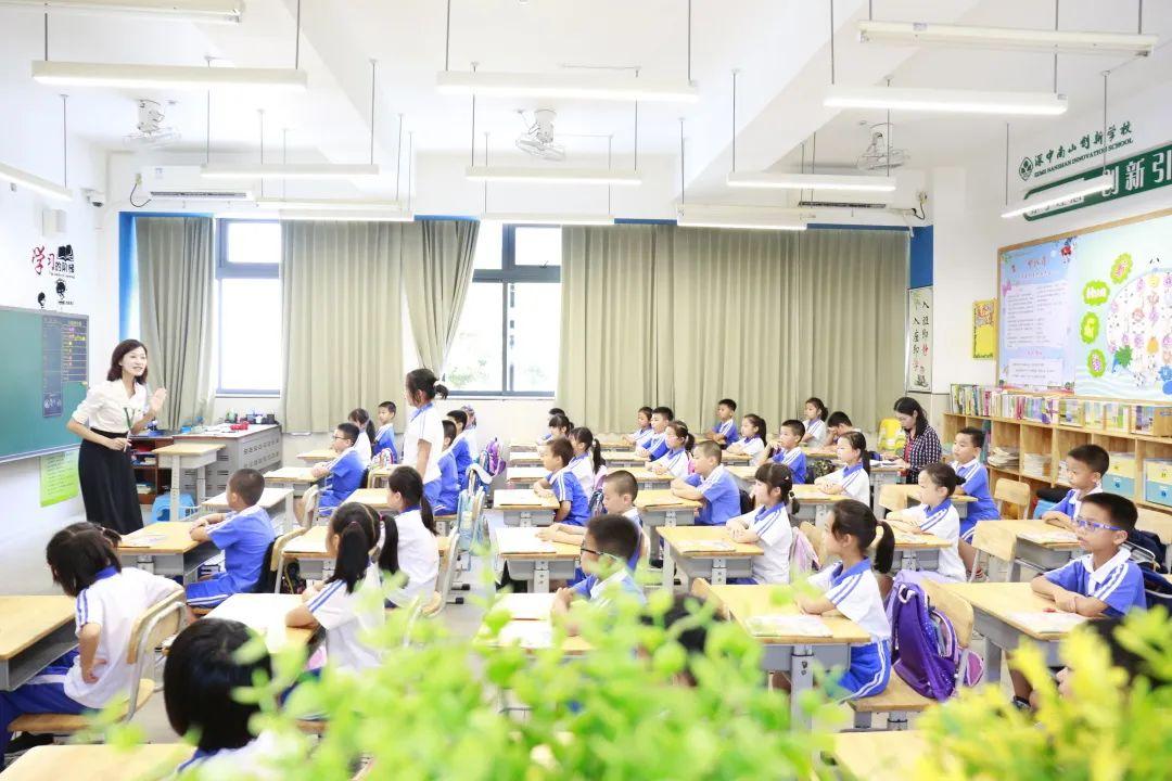 在寒冷的冬天，小學校服怎樣穿才保暖呢?