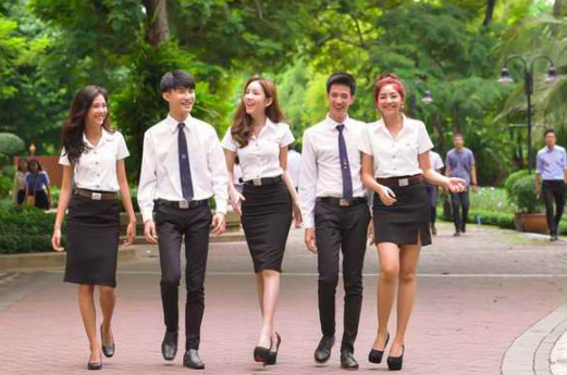 常見(jiàn)的幾國(guó)初中校服定制的特點(diǎn)