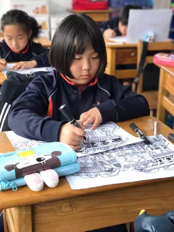校服生產(chǎn)廠家的選用要留意以下幾個(gè)方面