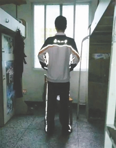 校服帶反光標(biāo)志 為了防早戀？