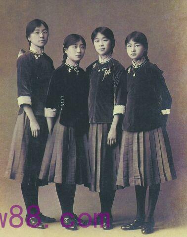 同桌的你和你說(shuō)說(shuō)民國(guó)女生校服