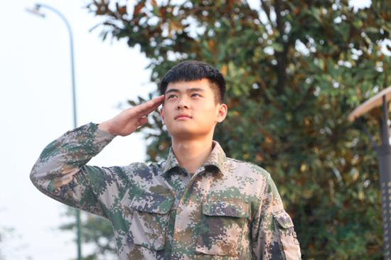【同桌的你|分享】95后軍訓(xùn)教官喊話：操場(chǎng)等你！