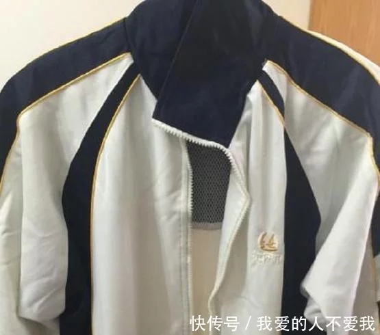 31歲成都男堅持三年穿高中校服 每天與母親視頻聊天 原因讓人淚目! 31歲成都男堅持三年穿高中校服 每天與母親視頻聊天 原因讓人淚目!