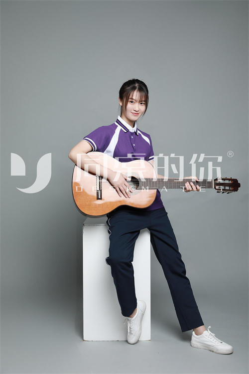 不同色系和款式的校服配什么鞋子好看呢？