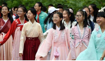 國(guó)潮野蠻生長(zhǎng)，來(lái)一套漢服校服？班主任：沒(méi)腦子