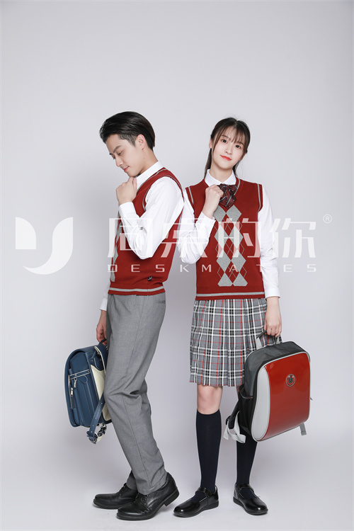 中學(xué)生為什么要穿校服？